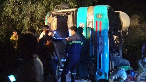 Ô tô lật úp, 19 công nhân thương vong Khoảng hơn 20h ngày 10/5, xe ô tô mang BKS 62B - 004.24 chở theo hàng chục công nhân của Công ty TNHTH Bethel Vina (ngụ xã Hòa Khánh Tây, huyện Đức Hòa, Long An) khi di chuyển đến tỉnh lộ 824 (cách công ty khoảng 1km) thì bất ngờ chiếc xe chao đảo rồi lộn nhiều vòng giữa đường. Vụ tai nạn khiến 2 nạn nhân tử vong, 17 người bị thương nặng.