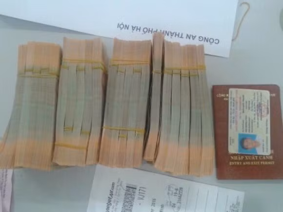 Phat hien hang nghin to tien gia tai san bay Noi Bai