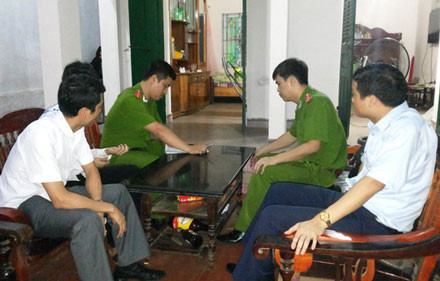 4. Phóng viên VTV bị chém khi điều tra sản xuất chè Ngày 11/5, Công an huyện Đại Từ, tỉnh Thái Nguyên đã tạm giữ Nguyễn Duy Tùng (26 tuổi, người địa phương) để điều tra về hành vi Cố ý gây thương tích. Tùng được xác định là người đã cầm hung khí chém phóng viên VTV 3 hôm trước. Trước đó, ngày 8/5, anh Trịnh Lưu Tuấn (37 tuổi) và Phùng Văn Định (32 tuổi, cùng là phóng viên của Trung tâm tin tức VTV24 - Đài truyền hình Việt Nam) nhập vai khách mua hàng đến nhà Nguyễn Duy Tùng để điều tra về việc sản xuất chè. Quá trình tác nghiệp anh Tuấn bị Tùng cầm dao chẻ củi chém bị thương và đập vỡ camera quay lén.