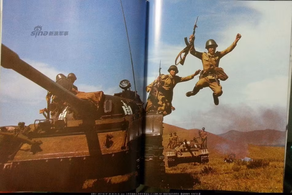  Quân đội Nhân dân Mông Cổ được thành lập năm 1921 với sự hỗ trợ rất lớn từ Liên Xô. Moscow gắn liền với hoạt động của Quân đội Mông Cổ tới tận năm 1991. Do đó, tổ chức trang bị của Mông Cổ y hệt Hồng quân Liên Xô, có chăng chỉ khác nhau về mặt số lượng, chủng loại khí tài. Nguồn ảnh: Sina.