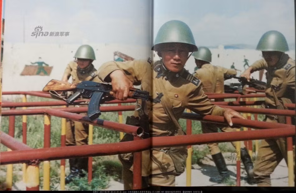 Có thể thấy, từ xe tăng, súng ống cho tới mũ sắt, quân phục và ủng của lính Mông Cổ đều mang những nét rất "Liên Xô". Nguồn ảnh: Sina.