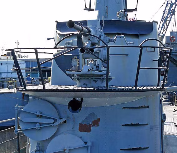 Còn cỗ pháo 125mm này sử dụng đạn nổ phòng không và đạn xuyên giáp, với trọng lượng đạn là 24,5kg. Ảnh: Bill Maloney.