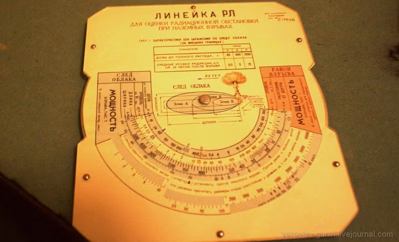 Trong hầm có gắn rất nhiều những tấm biển với các thang đo độ lớn của quả bom hạt nhân và tương ứng với nó là bán kính bị ảnh hưởng. Hy vọng rằng trong tương lai những căn hầm này vẫn sẽ chỉ có vai trò là những địa điểm du lịch còn chúng ta sẽ không bao giờ phải thực sự dùng đến chúng. Nguồn ảnh: Englishrussia.