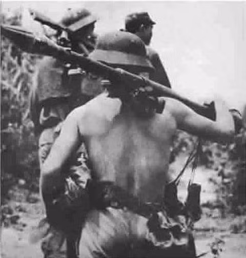 Hình ảnh một người lính không rõ thuộc công an vũ trang hay dân quân tự vệ mình trần, vác trên vai khẩu B-41 đang lên chốt cùng đồng đội. Do đây là khu vực biên giới hẻo lánh, cuộc chiến lại xảy ra quá bất ngờ và chỉ kết thúc sớm nên không có nhiều tư liệu được lưu giữ lại cho đến ngày nay, vậy nên những bức ảnh như thế này là vô giá. Nguồn ảnh: Wpress.