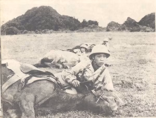 Lực lượng công an vũ trang trên đường tuần tra bằng ngựa dọc tuyến biên giới. Sau năm 1979 lực lượng Công an Vũ trang Việt Nam mới được chuyển về quản lý dưới quyền của Bộ Quốc Phòng và đổi tiên thành lực lượng Bộ đội Biên phòng. Trước đó, do chỉ là lực lượng công an được đặt dưới sự chỉ đạo của Bộ Công An nên lực lượng này không có đủ vũ khí, khí tài và trang thiết bị cần thiết cho một cuộc xung đột lớn như ở biên giới phía bắc năm 1979. Nguồn ảnh: VNmilitary.