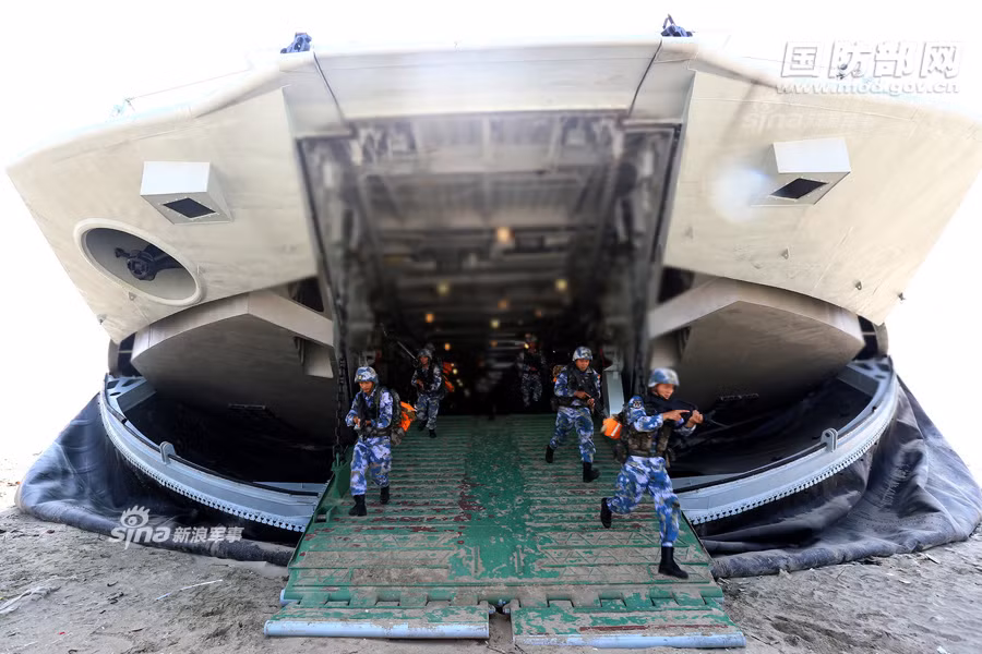 Việc đổ bộ bằng các tàu đệm khí còn đảm bảo an toàn cho lực lượng bộ binh khi chiếc tàu này có thể đưa họ vượt qua bãi mìn một cách dễ dàng mà không gặp phải bất cứ thương vong nào. Nguồn ảnh: Sina.