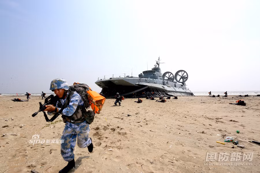 Không chỉ phục vụ việc đổ quân vào đất liền, các tàu đổ bộ đệm khí còn có khả năng di chuyển trên đất liền, vượt qua nhiều địa hình, địa vật phức tạp để yểm trợ bộ binh tiến công hoặc đổ bộ thẳng vào sâu trong lòng đối phương. Nguồn ảnh: Sina.