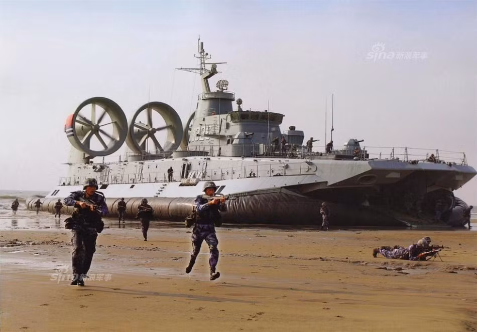 Tàu đổ bộ đệm khí lớp Zubr này có giãn nước tối đa chỉ 555 tấn, dài 57 mét, sử dụng 5 động cơ tubin khí trong đó có 2 động cơ để nâng tàu và 3 động cơ đẩy cho phép tàu di chuyển với vận tốc tối đa khoảng 55 hải lý/giờ. Nguồn ảnh: Sina.