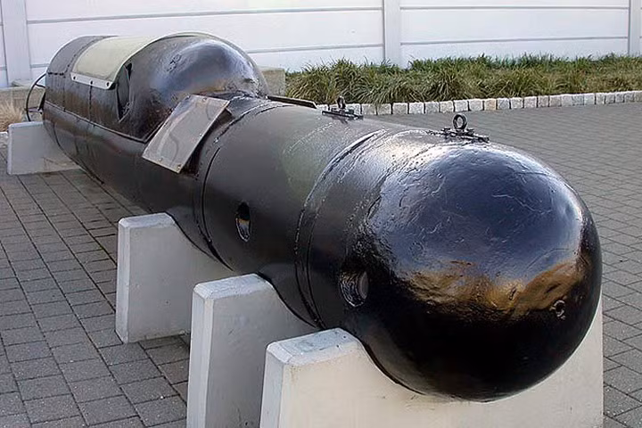 Thủy lôi gắn ở đầu tàu. Khi Italy đầu hàng vào năm 1943, các tàu ngầm này đã rơi vào tay quân Đồng minh. Ảnh: Bill Maloney.