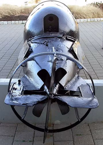 Kết quả, 3 con tàu Anh bị loại khỏi vòng chiến. Hai chiến hạm phải sửa chữa trong 6 tháng, còn tàu chở dầu phải mất 2 tháng. Ảnh: Bill Maloney.