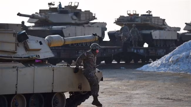 Việc không có hệ thống nạp đạn tự động khiến cho kíp lái của xe phải có thêm một nạp đạn viên. Tuy nhiên phía Mỹ lại cho rằng một nạp đạn viên có kinh nghiệm sẽ cho phép xe có tốc độ bắn còn cao hơn so với các xe tăng có hệ thống nạp đạn tự động. Nguồn ảnh: Presstv.