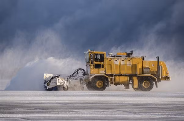Vậy nên nhiều quân đội các nước vẫn sử dụng các loại xe cào tuyết với ưu điểm nhanh, mạnh, giúp hất tung tuyết ra khỏi đường băng và không làm chúng tan chảy ra thành nước gây nguy hiểm cho máy bay khi cất-hạ cánh. Nguồn ảnh: Misawa.