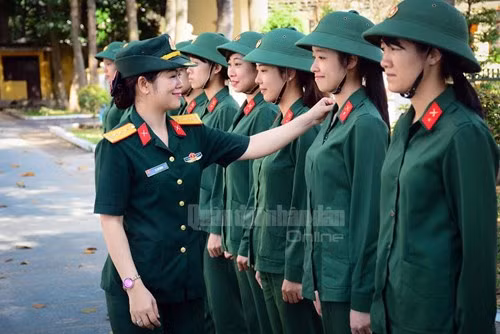 Kiểm tra lễ tiết tác phong trước khi luyện tập đội ngũ. Ảnh: QĐND.