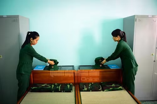 Thực hiện chế độ kiểm tra nội vụ buổi sáng. Ảnh: QĐND.