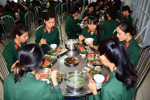 Các nữ chiến sĩ đều nhận xét bữa cơm trong quân đội rất ngon và luôn ăn hết tiêu chuẩn. Ảnh: QĐND.