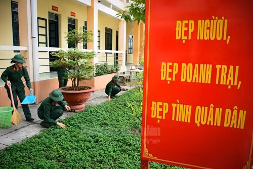 Chăm sóc cảnh quan môi trường, góp phần làm đẹp doanh trại. Ảnh: QĐND.