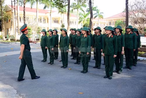 Cán bộ hướng dẫn luyện tập. Ảnh: QĐND.