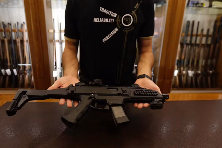 Anh này nói tiếp: “Chúng tôi phải đáp ứng một số quy định về cất trữ súng, hộp an toàn đựng súng, mỗi khẩu súng đều được đăng ký và cảnh sát biết chính xác chúng tôi có gì ở nhà”.