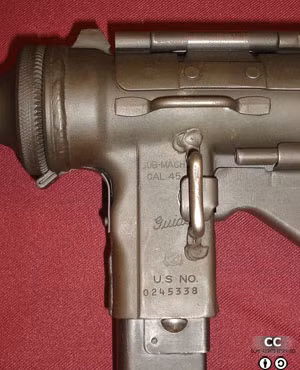 Trên súng có khá nhiều móc được táng chặt vào thân súng, đảm bảo người lính có thể có nhiều cách móc dây đeo để đeo súng theo nhiều kiểu khác nhau. Nguồn ảnh: Chosul.