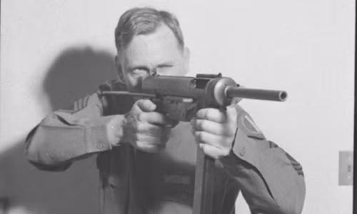 Tuy nhiên, do việc sản xuất bị tạm hoãn khá lâu, đến giai đoạn gần cuối chiến tranh khẩu súng này mới được đưa ra chiến trường với số lượng lớn và đưa vào sản xuất hàng loạt nên nó không được coi là khẩu súng tiểu liên có vai trò lớn trong thế chiến thứ hai. Nguồn ảnh: ID.