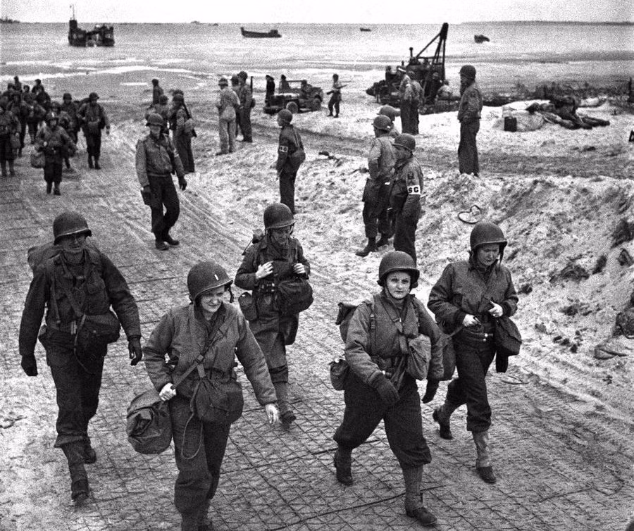 Những nữ sỹ quan Quân y Mỹ đổ bộ lên bờ biển Normandy vào buổi chiều ngày 6/6/1944, ngày quân Đồng Minh mở mặt trận thứ hai ở Châu Âu. Ảnh: Theatlantic.
