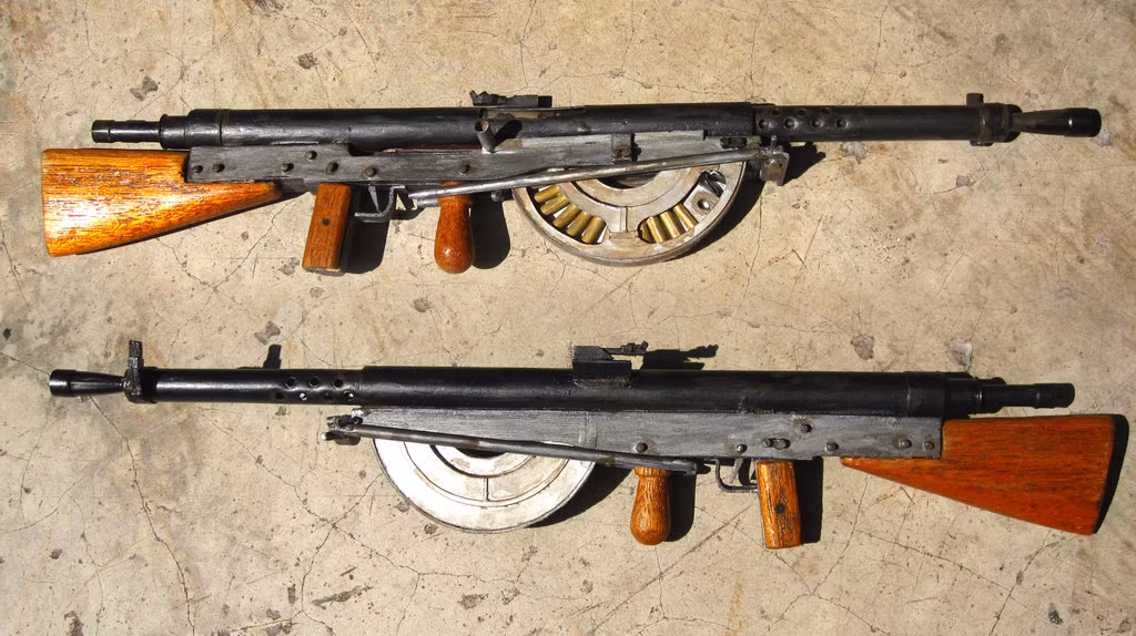 Được ra đời tại Pháp và cũng có một cái tên đậm chất... Pháp, khẩu súng máy Chauchat ra đời từ năm 1908 này đã phục vụ xuyên suốt cả hai cuộc chiến tranh thế giới dưới danh nghĩa là khẩu súng máy hạng nhẹ dù cho nó cũng được biết đến như là một trong những khẩu súng máy tồi tệ nhất lịch sử. Nguồn ảnh: Chosul.