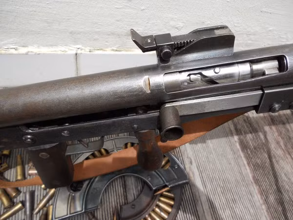 Tầm bắn hiệu quả của nó nằm trong khoảng 200 mét mặc dù tầm bắn tối đa có thể lên tới 2000 mét. Nguồn ảnh: Centerblg.