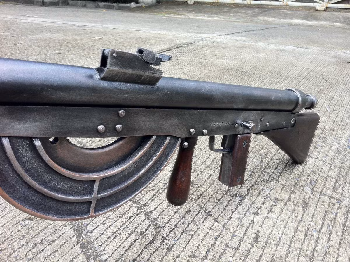 Cơ cấu nạp đạn của súng cũng giống với các khẩu súng máy cùng thời tuy nhiên khẩu súng này lại có tỷ lệ kẹt đạn cao hơn một cách... vượt trội. Nguồn ảnh: Caplans.