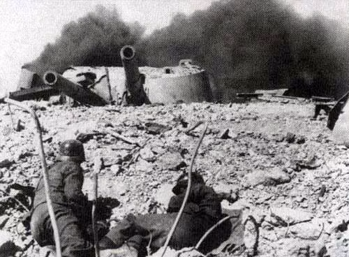 Phía Đức sử dụng lực lượng công binh kỹ thuật dưới sự yểm trợ và tiến công như vũ bão của thiết giáp đã áp sát, đặt thuốc nổ và vô hiệu hóa hệ thống pháo phòng thủ một cách đơn giản. Tuy nhiên bộ binh Liên Xô vẫn kiên cường, giằng co từng mét đất với Đức mặc dù họ hoàn toàn thiếu pháo binh chi viện. Nguồn ảnh: Chosul.