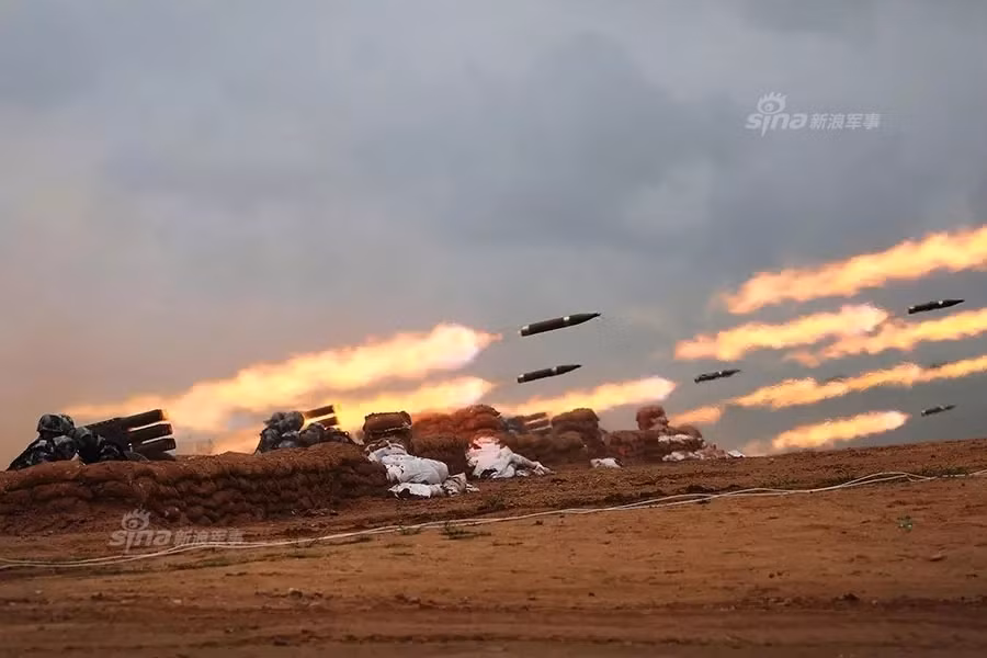 Pháo phản lực bắn loạt khai hỏa đồng thời, giúp tiêu hao sinh lực địch và dọn sạch cây cối trong một khoảng diện tích rộng, giúp tạo các vùng trắng an toàn xung quanh trận địa. Nguồn ảnh: Sina.