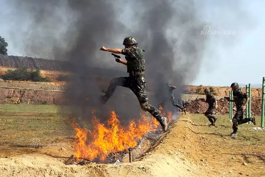 Sau khi cầu vận tải được thiết lập, căn cứ tiền phương dã chiến được thành lập, các lực lượng bộ binh sẽ tiến quân, đẩy lùi đối phương. Việc triển khai quân từ cầu không vận cũng được coi là một cách đánh "nở hoa trong lòng địch" của các lực lượng lính dù các nước. Nguồn ảnh: Sina.