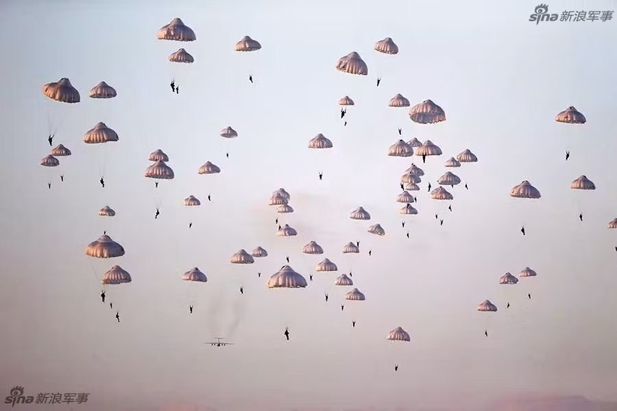 Anh 4.200 linh du Trung Quoc do bo duong khong cuc lon-Hinh-2