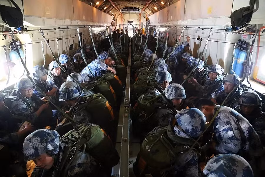 Anh 4.200 linh du Trung Quoc do bo duong khong cuc lon