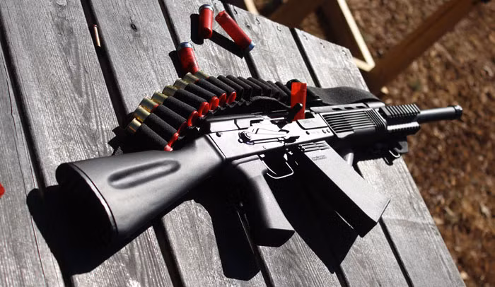 Do trên thị trường hiện nay có nhiều loại đạn ghém khác nhau nên súng được thiết kế với hai kiểu bắn với hai cơ chế trích khí khác nhau để phù hợp với hai loại đạn shotgun phổ biến nhất đó là đạn đặc và đạn chùm. Nguồn ảnh: Pinterest.