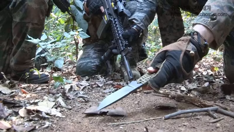 Một toán lính đang thực hành cách thức lần theo dấu vết, những người lính tham gia bài tập này sẽ được học hỏi kinh nghiệm trực tiếp từ những lính trinh sát lão luyện nhất của các quốc gia trong khu vực. Nguồn ảnh: Chosul.
