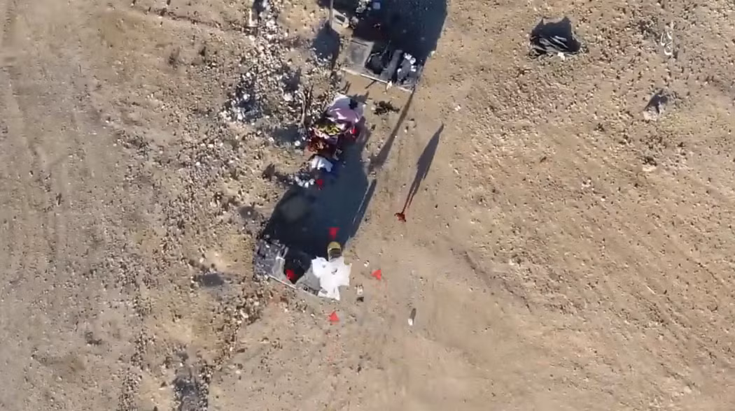 Phía đuôi quả đạn còn được gắn một đoạn vải hoặc túi ni-lông để xạ thủ có thể nhìn chính xác đường bay của quả đạn đầu tiên qua đó điều chỉnh đường bay cho quả đạn thứ hai tùy theo điều kiện gió. Nguồn ảnh: Yotub.