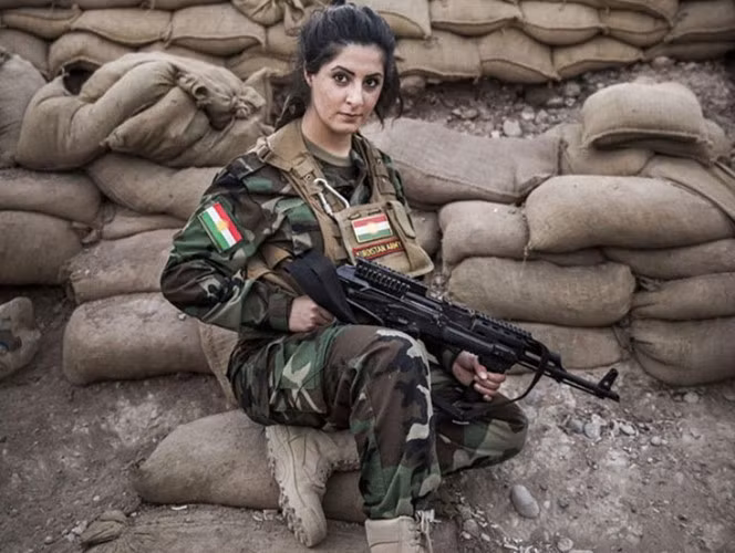 Lần đầu cô gái xinh đẹp này biết nổ súng là từ lúc lên 9 tuổi và năm 2014, khi vẫn còn là thiếu niên, Joanna Palani đã bỏ học, rời khỏi Copenhagen (Đan Mạch) để tới Syria. Ảnh: Bored Panda.