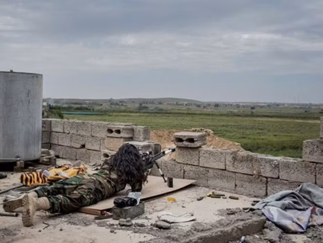 Joanna Palani đã chiến đấu chống phiến quân IS tự xưng ở Kobane, thị trấn biên giới Syria giáp với Thổ Nhĩ Kỳ và cũng đã góp công giải phóng những bé gái Yazidi bị bắt làm nô lệ tình dục ở Iraq. Ảnh: Bored Panda.