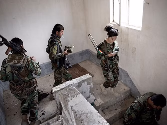 "Tôi đã sẵn sàng từ bỏ cuộc sống bình yên và tự do của mình để ngăn chặn bước tiến của IS với mong muốn người dân châu Âu được an toàn", Joanna chia sẻ và nói rằng cô hối tiếc vì đã vi phạm lệnh cấm đi lại để rồi "mất tất cả" như hiện nay. Ảnh: Bored Panda.