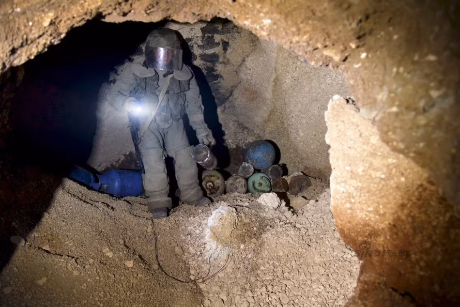 Nguyên một hầm chứa đạn cối tự chế của phiến quân bị lực lượng công binh Nga phát hiện. Ảnh: Sina.