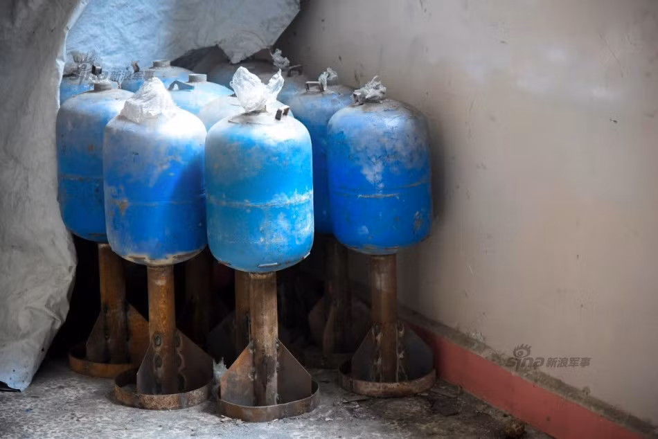 Trong số đó có không ít các loại bom, mìn tự chế có hình dạng rất... quái dị. Ảnh: Đạn cối cỡ 16 kg được phiến quân IS đặt trong vỏ bình gas cũ. Với những loại bom này việc tháo dỡ là cực kỳ nguy hiểm và khó nhằn ngay cả với những kỹ sư công binh lão luyện nhất. Ảnh: Sina.