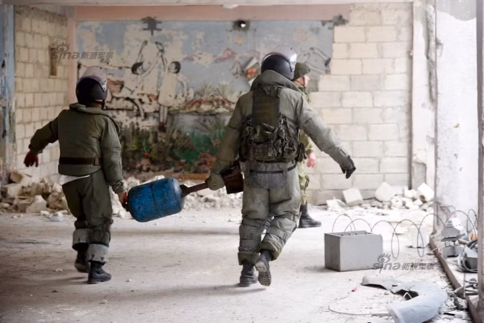 Cần phải hết sức cẩn thận khi làm việc với những loại bom-đạn tự chế này, do chúng không tuân thủ theo các tiêu chuẩn kỹ thuật nên có thể phát nổ bất cứ lúc nào. Ảnh: Sina.