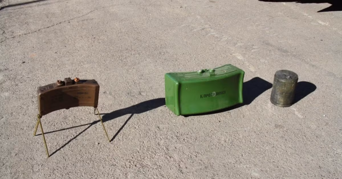 Cũng có một vài loại mìn không cần chôn xuống dưới đất như mìn định hướng Claymore, loại mìn này khi phát nổ sẽ hướng sức công phá về đúng một hướng, giúp gia tăng tầm ảnh hưởng và có thể gài gần khu vực có quân ta mà không sợ bị nổ nhầm. Nguồn ảnh: Rightwatch.