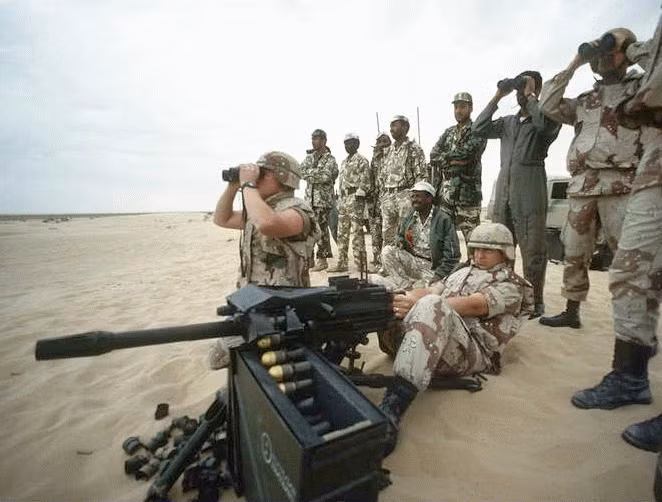 Chính vì vậy nên sau này khi chiến thuật biển người lùi vào dĩ vãng thì việc sử dụng khẩu súng phóng lựu liên thanh cũng ít dần đi, một tổ sử dụng súng cần có ít nhất 2 người trong đó có 1 hoa tiêu chỉ điểm mục tiêu. Do súng quá giật nên muốn bắn trúng mục tiêu ở khoảng cách xa cần lấy lại đường ngắm liên tục khiến tốc độ bắn liên thanh của nó giảm còn vài viên mỗi phút. Nguồn ảnh: Fas.