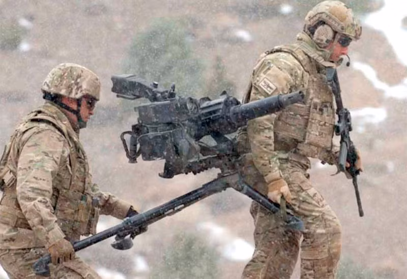 Do có trọng lượng quá nặng, lên tới 35 kg (không kể chân đế) nên thường khẩu súng phóng lựu liên thanh này được đặt trong những lô cốt cố định hoặc trên các phương tiện cơ giới và được xếp vào hàng vũ khí hạng nặng. Nguồn ảnh: KS.