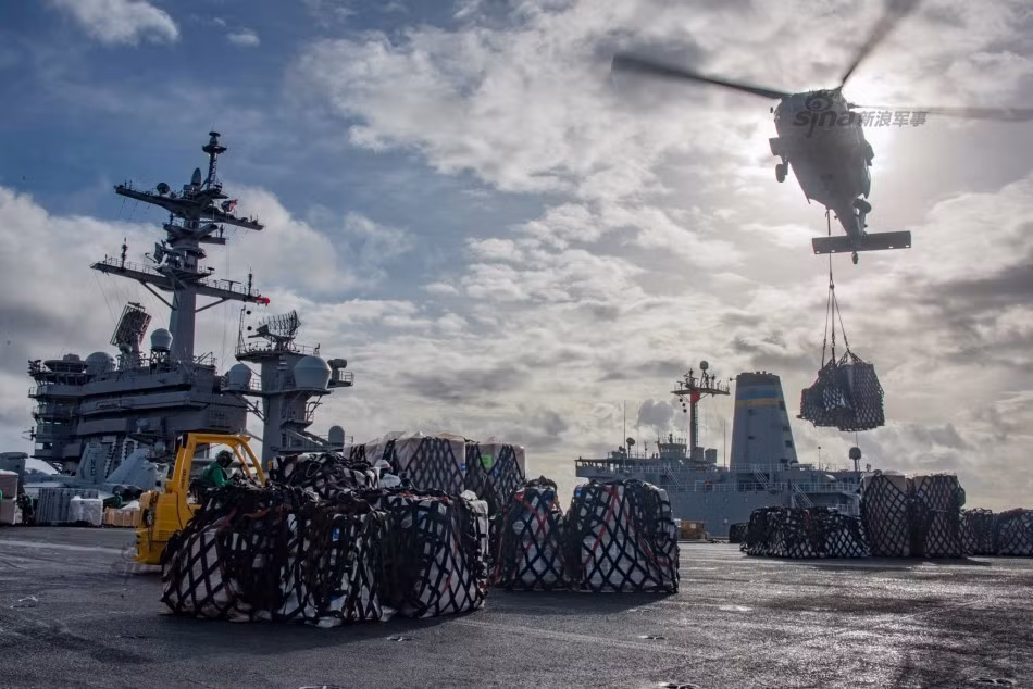 Vậy nên việc đầu tiên khi con tàu này đến vùng biển tây Thái Bình Dương làm đó là thực hiện một nhiệm vụ tiếp tế do hai tàu hậu cần di chuyển từ vùng biển Nhật Bản ra, mang theo hàng hóa dự trữ và quan trọng nhất là thư từ, chuyển phát nhanh từ Mỹ đến tận tay thủy thủ trên tàu. Nguồn ảnh: Sina.