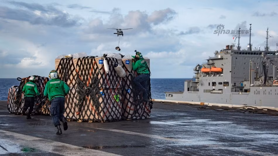 USS Carl Vinson là một trong số các tàu sân bay lớp Nimitz hiện đại nhất của Hải quân Mỹ, con tàu này được trang bị tới hai lò phản ứng hạt nhân cho phép nó hoạt động liên tục trong vòng 25 năm. Tuy có thể hoạt động với động cơ vĩnh cửu nhưng đồ ăn, lương thực và thực phẩm trên con tàu này lại luôn cần phải được tiếp tế liên tục do nó có số lượng thủy thủ đoàn lên tới 6000 người. Nguồn ảnh: Sina.