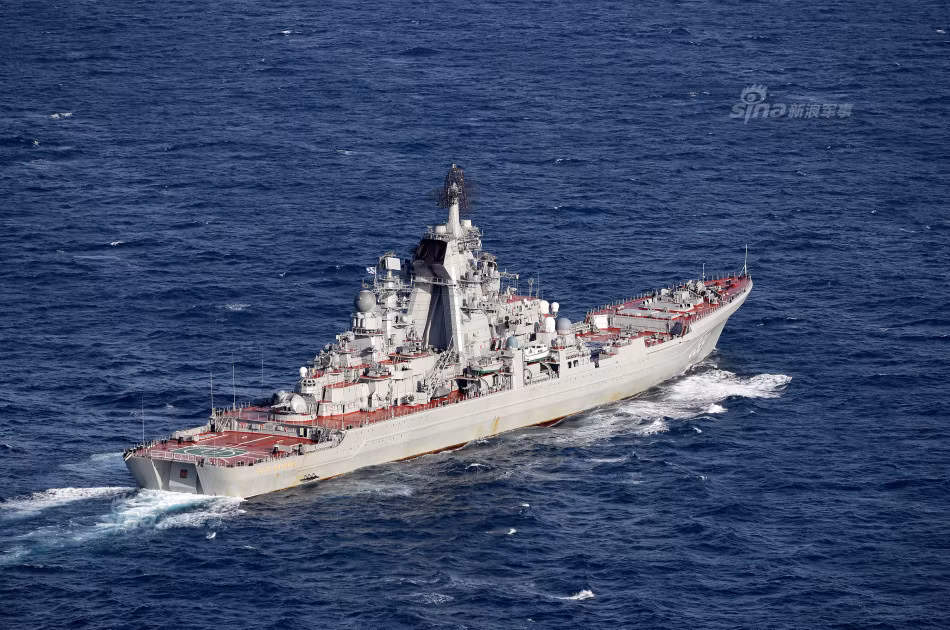 Thực chất phía Liên Xô và sau này là Nga coi chiếc 099 này là một tàu hộ vệ tên lửa hạng nặng nhưng với thông số kỹ thuật của nó, phía NATO đã xếp chiếc 099 vào hàng tuần dương hạm, đây cũng là chiếc tàu chiến lớn nhất trên thế giới hiện nay. Hiện chiếc 099 được nằm trong hạm đội Biển Bắc của Nga. Nguồn ảnh: Sina.