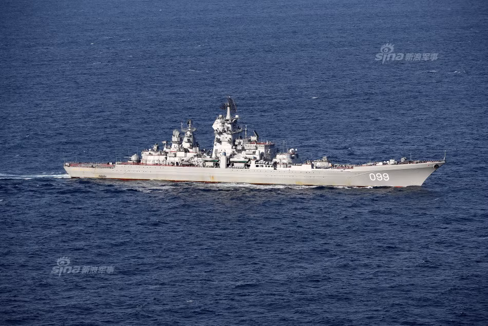 Tháp tùng tàu sân bay Kuznetsov về nước lần này là chiếc Tuần Dương Hạm Pyotr Velikiy. Đây là tuần dương hạm thứ tư thuộc lớp Kirov của Hải quân Nga. Được đóng từ năm 1986 và đến tận năm 1998 mới được đưa vào sử dụng, chiếc tuần dương hạm số hiệu 099 này có độ giãn nước tối đa 28 nghìn tấn, thủy thủ đoàn biên chế 727 người. Nguồn ảnh: Sina.
