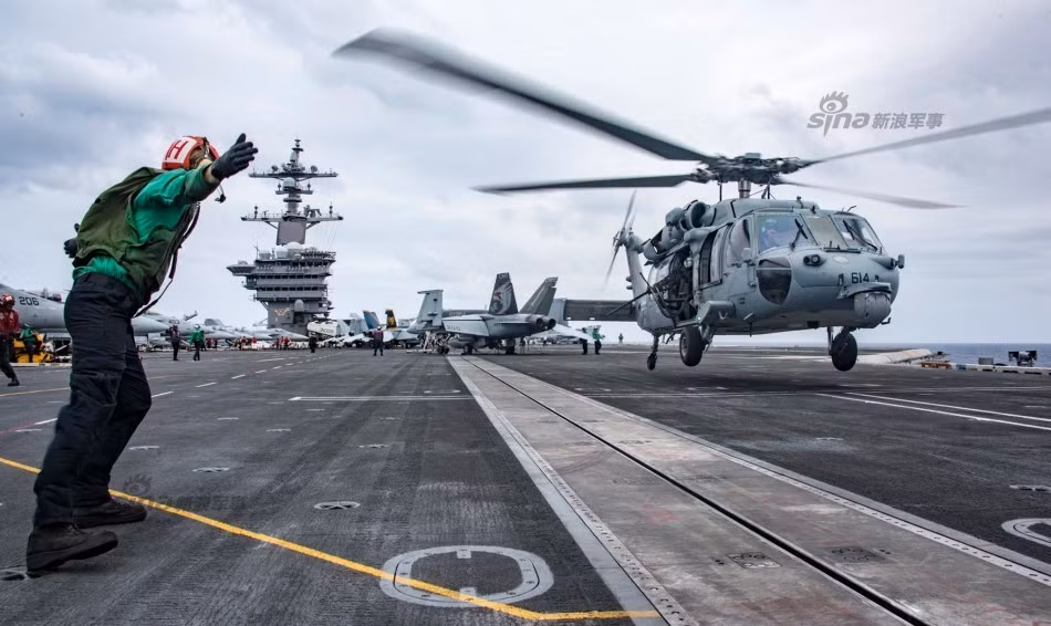 Trên trời là các hoạt động của tiêm kích F/A-18 Hornet, dưới tàu sân bay là sự nhộn nhịp với hàng loạt các hoạt động của các trực thăng Seahawk. Nguồn: Sina.